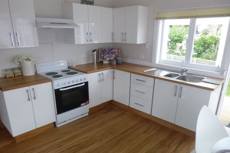 Photo of property in 32 Te Atatu Road, Te Atatu South, Auckland, 0610