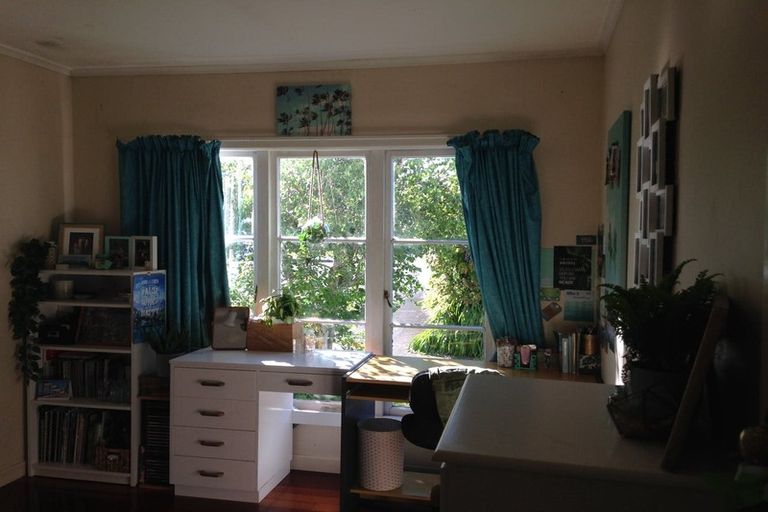 Photo of property in 84 Ocean View Road, Northcote, Auckland, 0627