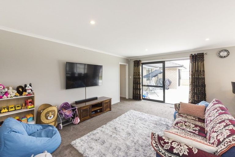 Photo of property in 4 Cyprus Place, Fitzherbert, Palmerston North, 4410