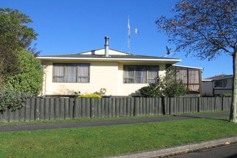 Photo of property in 11 Grange Place, Milson, Palmerston North, 4414