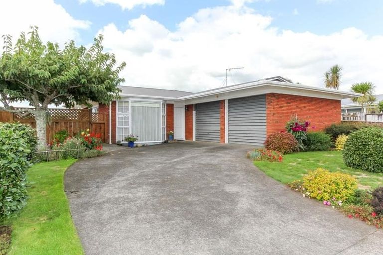 Photo of property in 13 Waiwera Place, Merrilands, New Plymouth, 4312