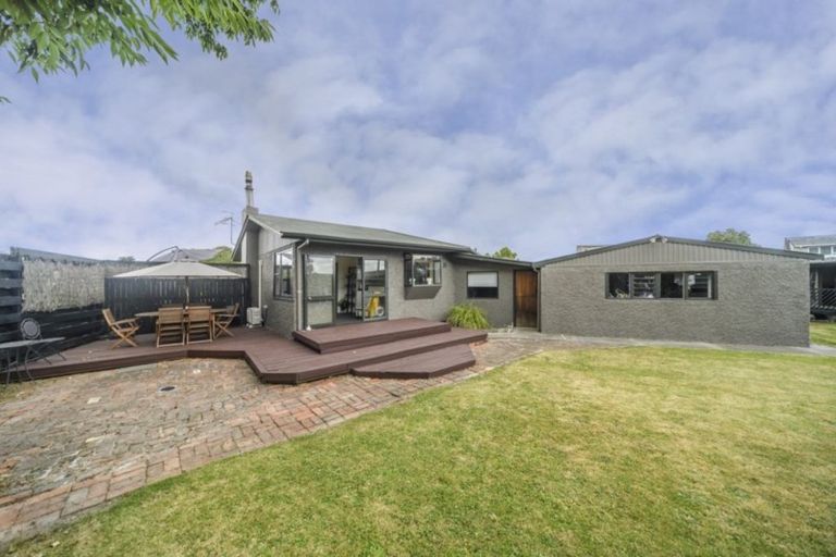 Photo of property in 2 Pukatea Place, Milson, Palmerston North, 4414
