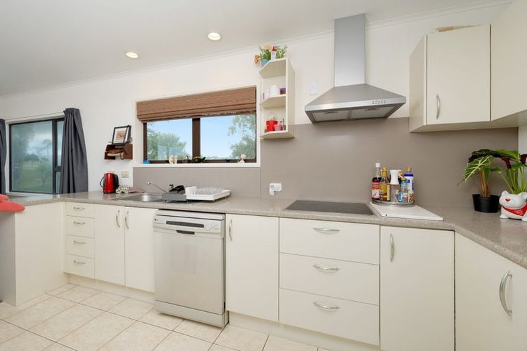 Photo of property in 1 Cedar Heights Avenue, Massey, Auckland, 0614