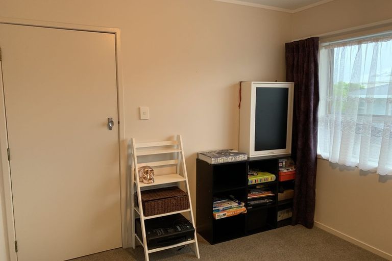 Photo of property in 2/100 Titirangi Road, New Lynn, Auckland, 0600
