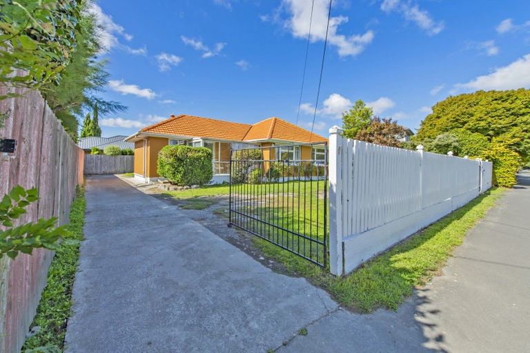 Photo of property in 15 Middlepark Road, Sockburn, Christchurch, 8042