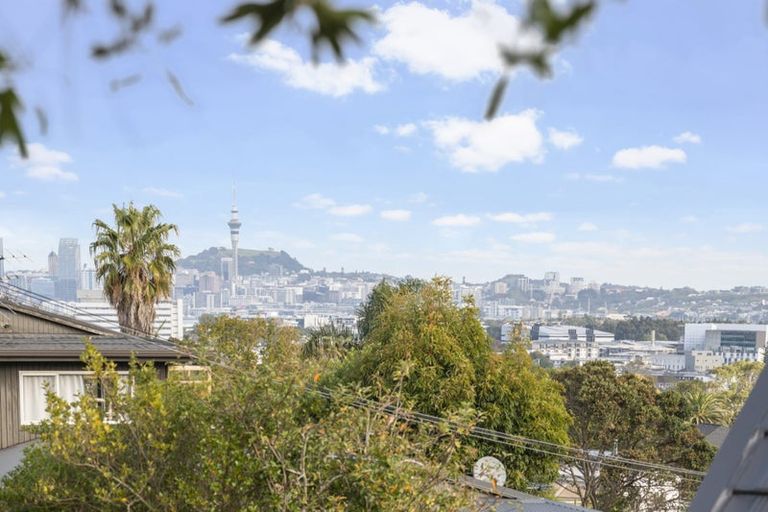 Photo of property in 226 East Coast Road, Forrest Hill, Auckland, 0620