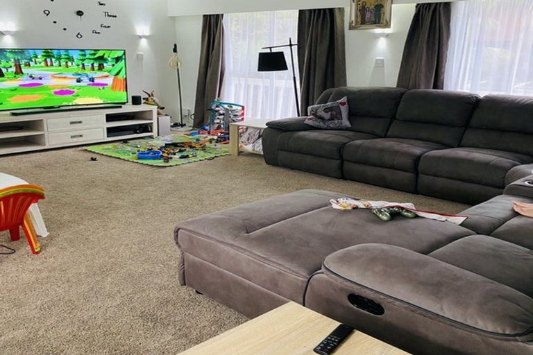 Photo of property in 13 Booralee Avenue, Botany Downs, Auckland, 2010