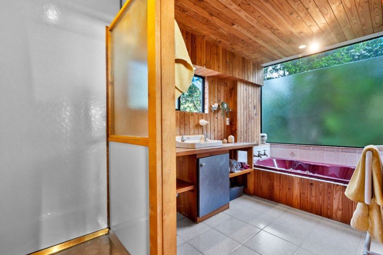 Photo of property in 100 Seaview Road, Piha, New Lynn, 0772