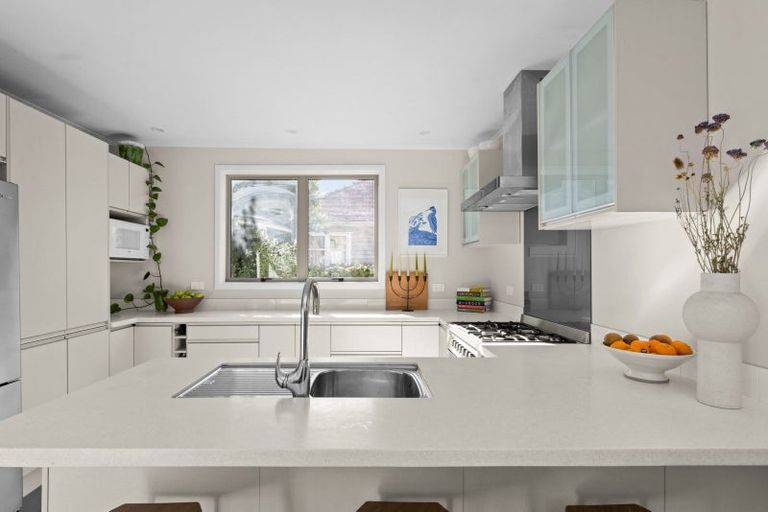 Photo of property in 2 Main Street, Hospital Hill, Napier, 4110