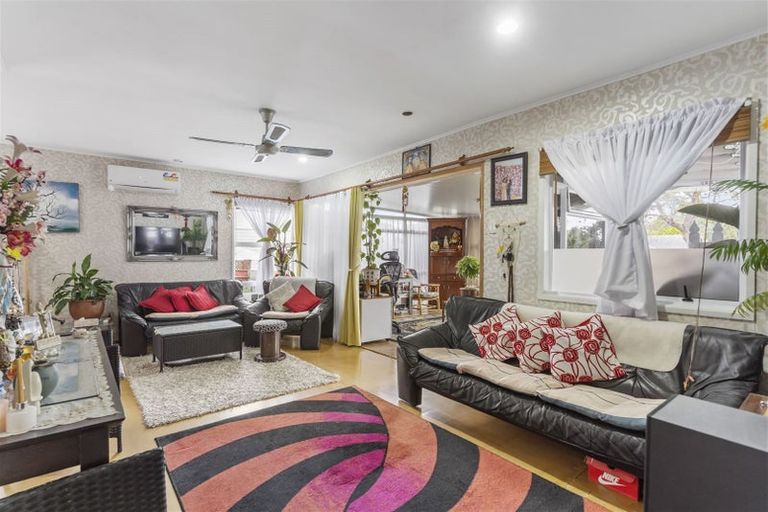 Photo of property in 11 Paragon Avenue, Beach Haven, Auckland, 0626