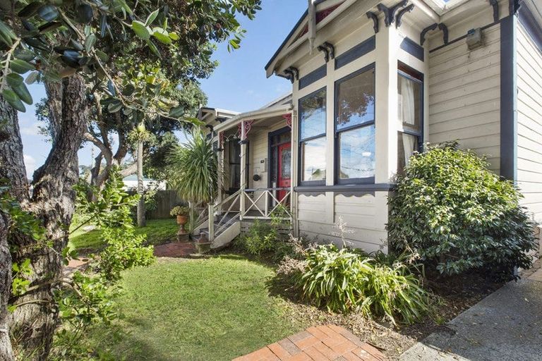 Photo of property in 102 Derwent Street, Island Bay, Wellington, 6023