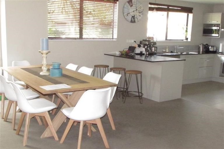 Photo of property in 27 Harrowglen Drive, Northcross, Auckland, 0632