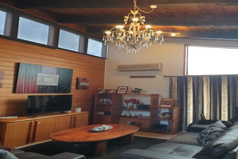 Photo of property in 40a Staincross Street, Green Bay, Auckland, 0604