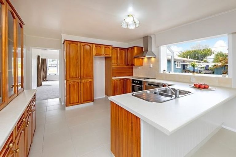 Photo of property in 15 Salas Place, Papakura, 2110
