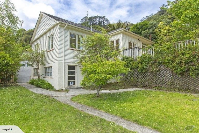 Photo of property in 16 Woodvale Grove, Fairfield, Lower Hutt, 5011