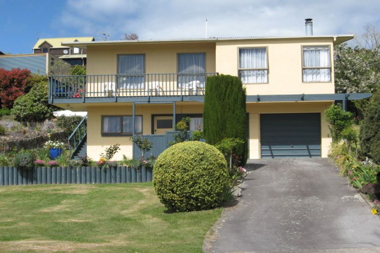 Photo of property in 9 Earle Place, Acacia Bay, Taupo, 3330