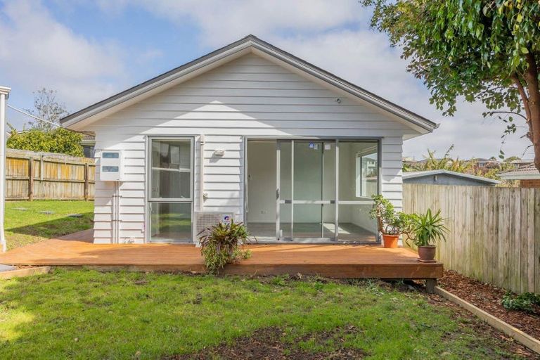 Photo of property in 11 Karo Place, Glendene, Auckland, 0602