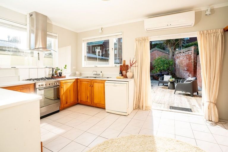 Photo of property in 81 Elizabeth Street, Mount Victoria, Wellington, 6011