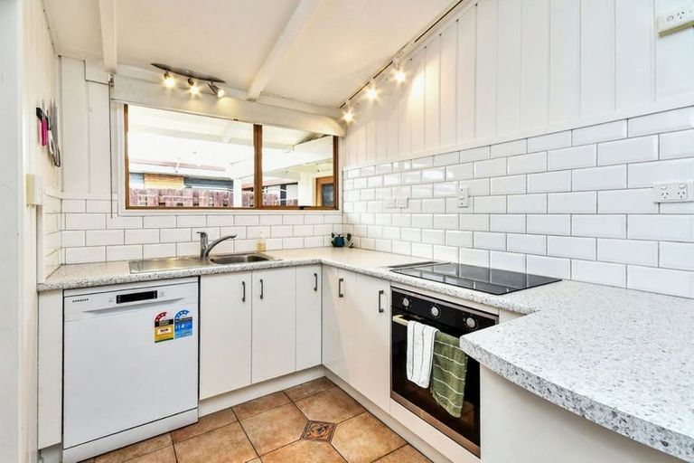 Photo of property in 8 Booker Place, Weymouth, Auckland, 2103