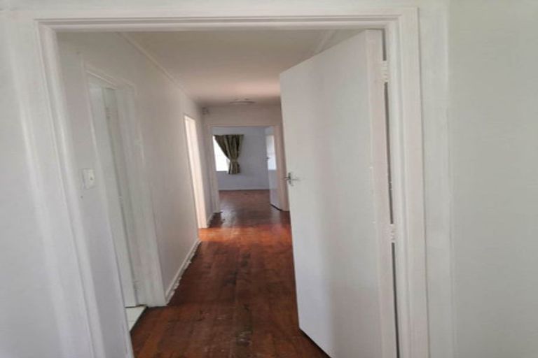 Photo of property in 30 Kingdale Road, Henderson, Auckland, 0610