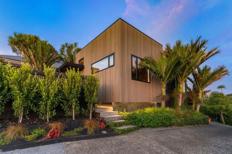 Photo of property in 1/14 Colonial Road, Birkenhead, Auckland, 0626