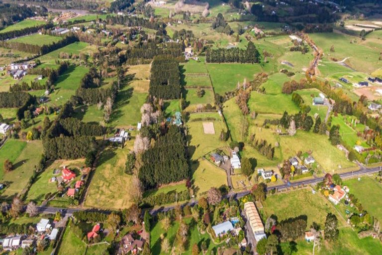 Photo of property in 389 Taupaki Road, Kumeu, 0892