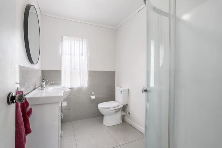 Photo of property in 229 Edmonton Road, Te Atatu South, Auckland, 0610
