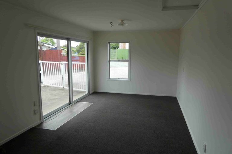 Photo of property in 1/22 Robert Burke Place, Henderson, Auckland, 0612
