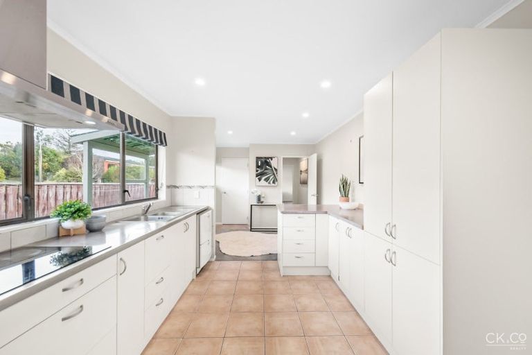 Photo of property in 17 King Charles Drive, Kingsley Heights, Upper Hutt, 5018