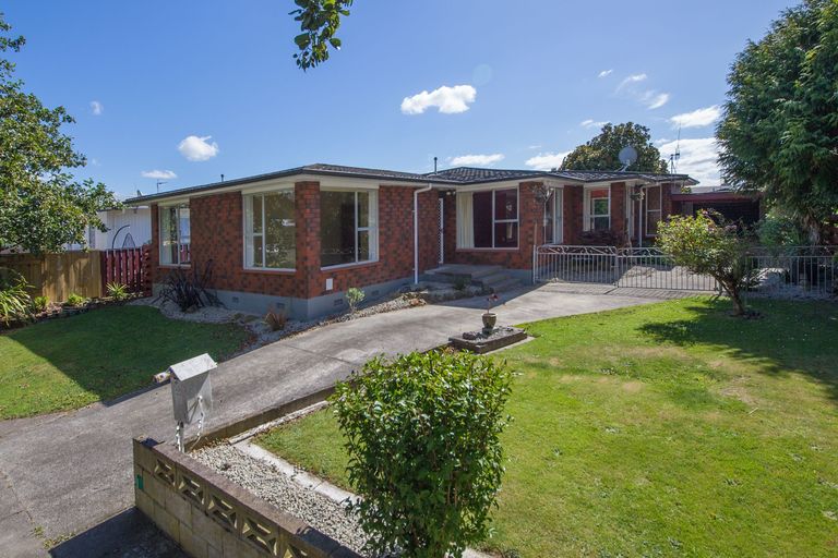 Photo of property in 23 Raglan Avenue, Cloverlea, Palmerston North, 4412