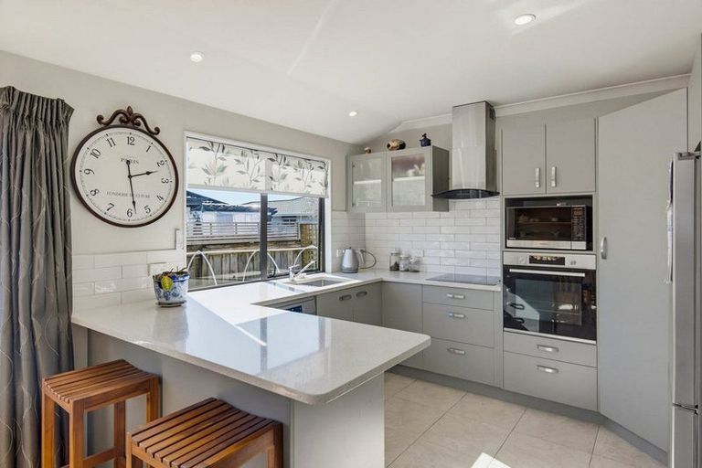 Photo of property in 4 Balmerino Grove, Waikanae, 5036