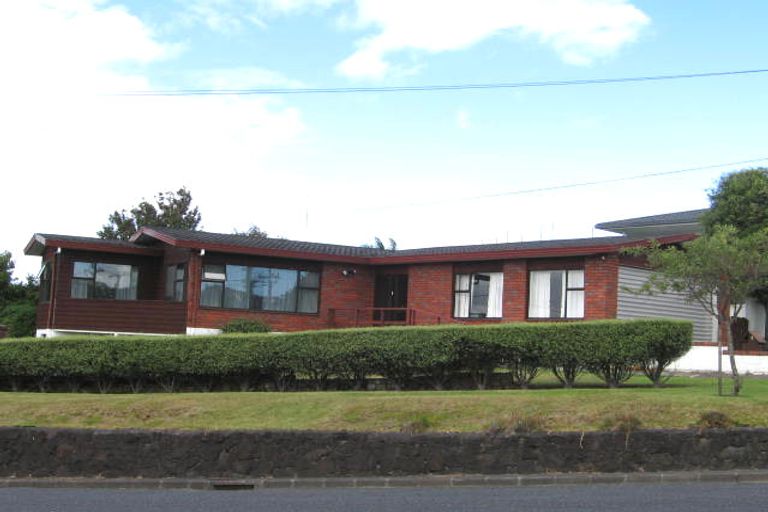 Photo of property in 1/2 Kowhai Road, Campbells Bay, Auckland, 0630