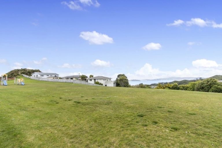 Photo of property in 2/7 Banksia Grove, Maungaraki, Lower Hutt, 5010
