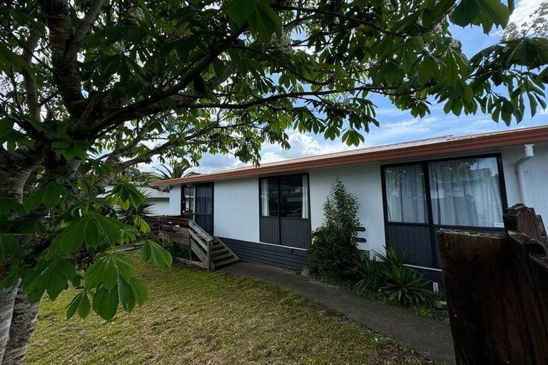 Photo of property in 2/76 Parrs Cross Road, Henderson, Auckland, 0612
