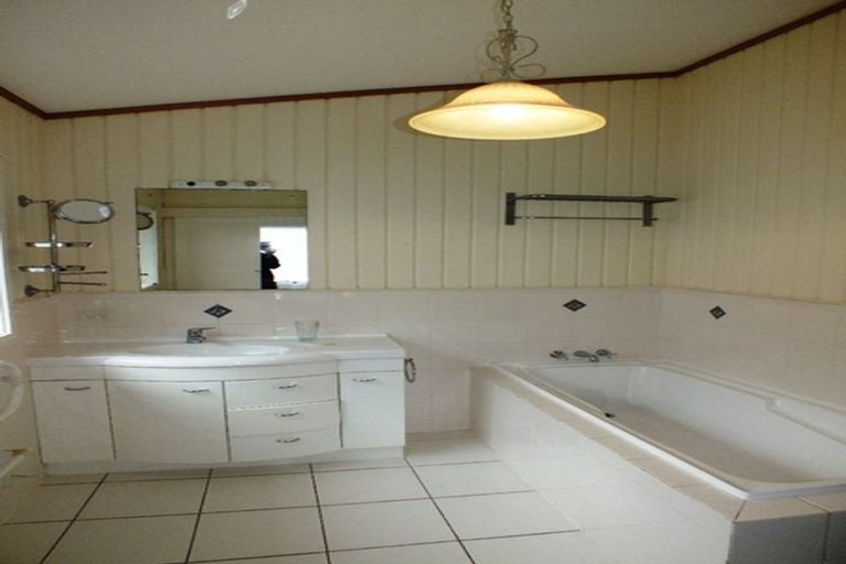 Photo of property in 2/4 Arkles Strand, Arkles Bay, Whangaparaoa, 0932