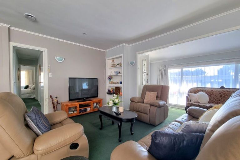 Photo of property in 176 Gossamer Drive, Pakuranga Heights, Auckland, 2010