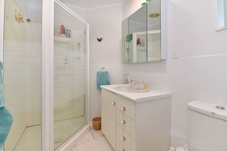 Photo of property in 28 Settlers Grove, Orewa, 0931