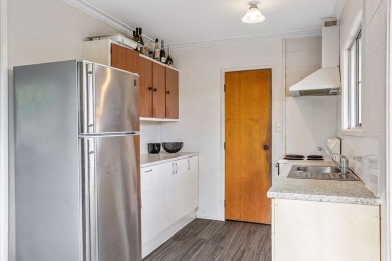 Photo of property in 2/31 Mannering Place, Hillcrest, Auckland, 0627