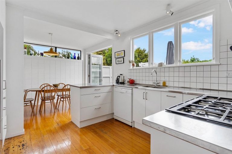 Photo of property in 32 Lynden Avenue, Hillcrest, Auckland, 0627