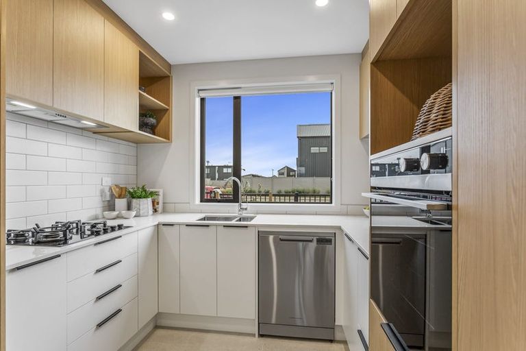 Photo of property in 16 Park Green Avenue, Rosehill, Papakura, 2113