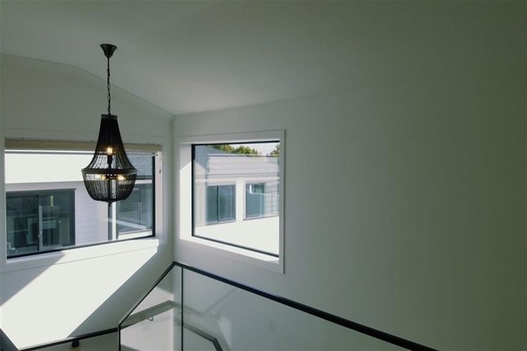 Photo of property in 8 Newport Place, Forrest Hill, Auckland, 0620