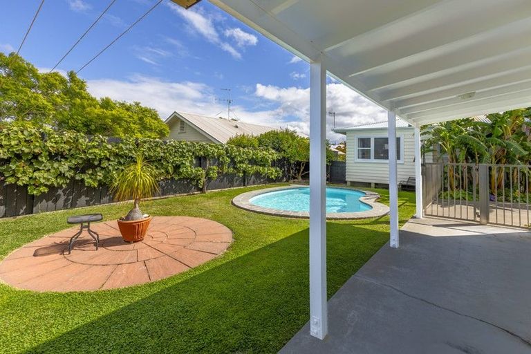 Photo of property in 16 Gladstone Road, Bluff Hill, Napier, 4110