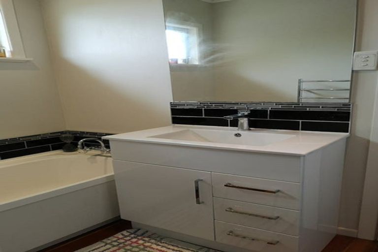 Photo of property in 2 Carrington Avenue, Hillcrest, Hamilton, 3216