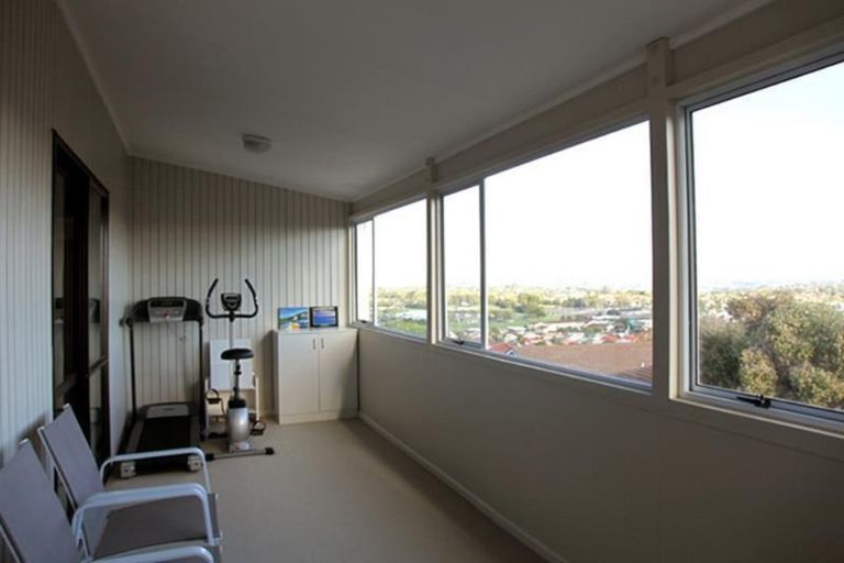 Photo of property in 17 Pitlochry Place, Highland Park, Auckland, 2010