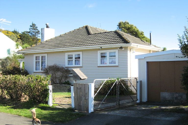 Photo of property in 5 Arthur Street, Wainuiomata, Lower Hutt, 5014