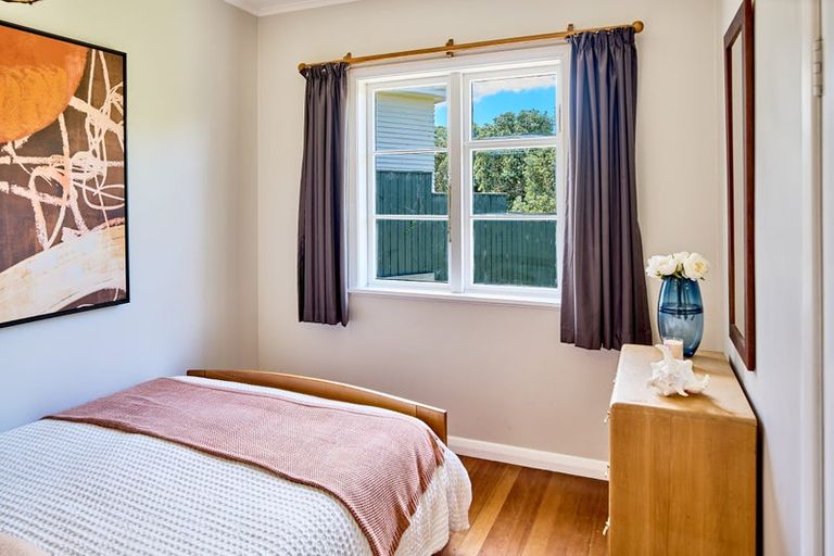 Photo of property in 1 Victory Crescent, Tawa, Wellington, 5028