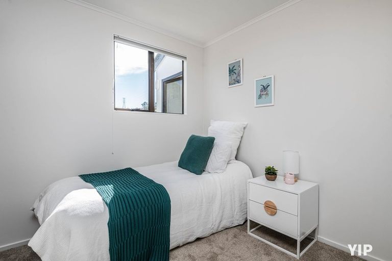 Photo of property in 44 Colchester Crescent, Newlands, Wellington, 6037