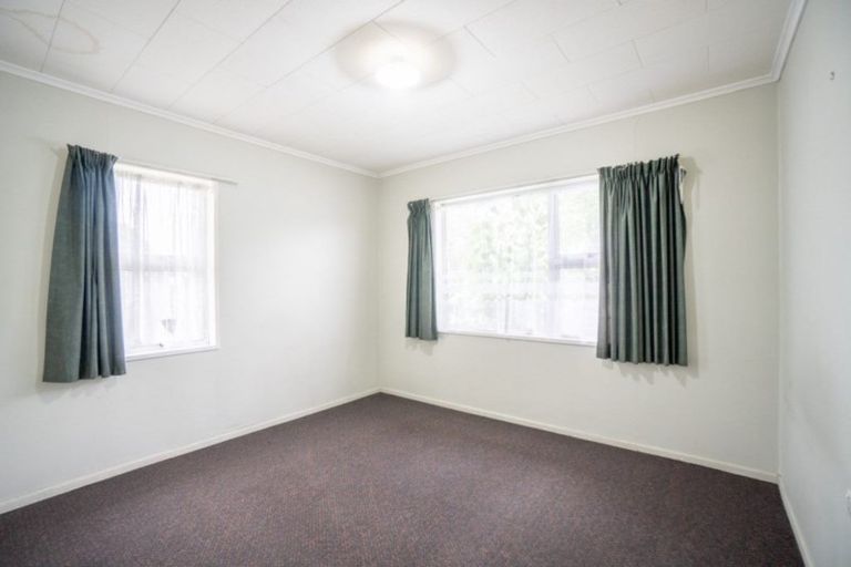Photo of property in 3 Seddon Street, Takaro, Palmerston North, 4412