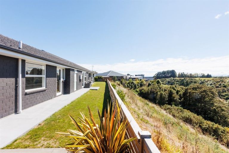 Photo of property in 132 Johnstone Drive, Fitzherbert, Palmerston North, 4410