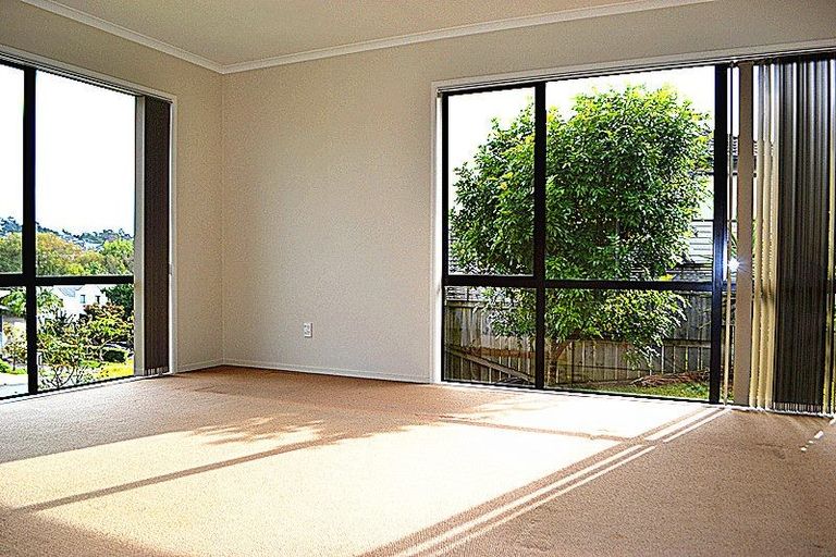 Photo of property in 27 Canyon Drive, Oteha, Auckland, 0632